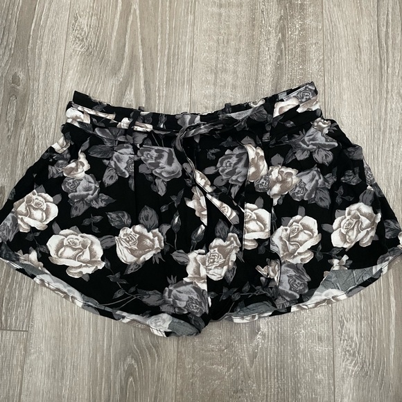 Aritzia Floral shorts - Picture 1 of 3